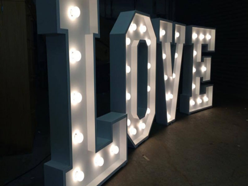 TOURGO LED LOVE LETTERS (5ftx2.5ft for Czech Republic